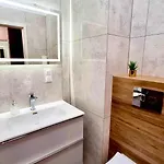 Hanza Tower De Lux Black Apartment