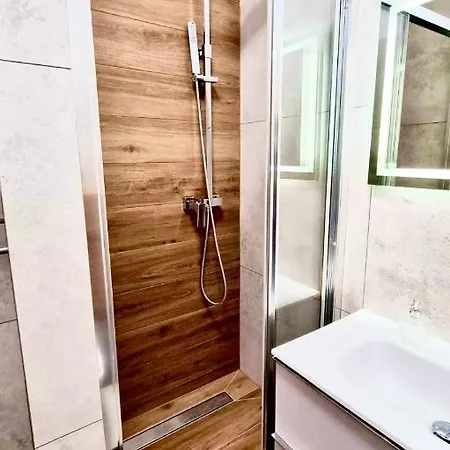 Hanza Tower De Lux Black
